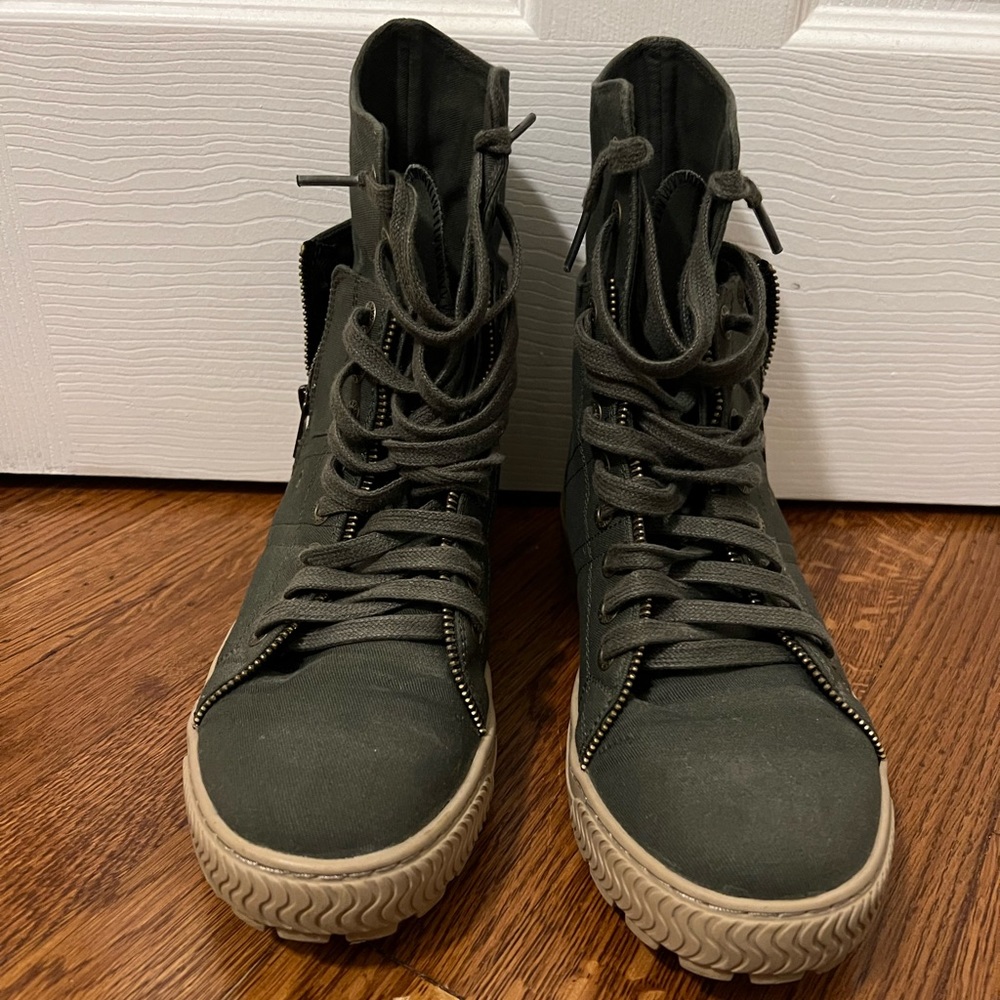 Levi’s Olive Green Combat Boots - worn once - Size 9 Men